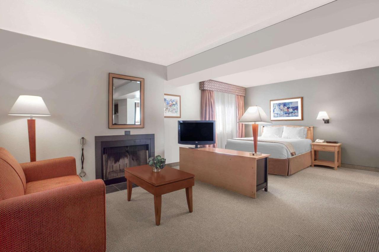 Hawthorn Suites By Wyndham Kent, Wa Экстерьер фото