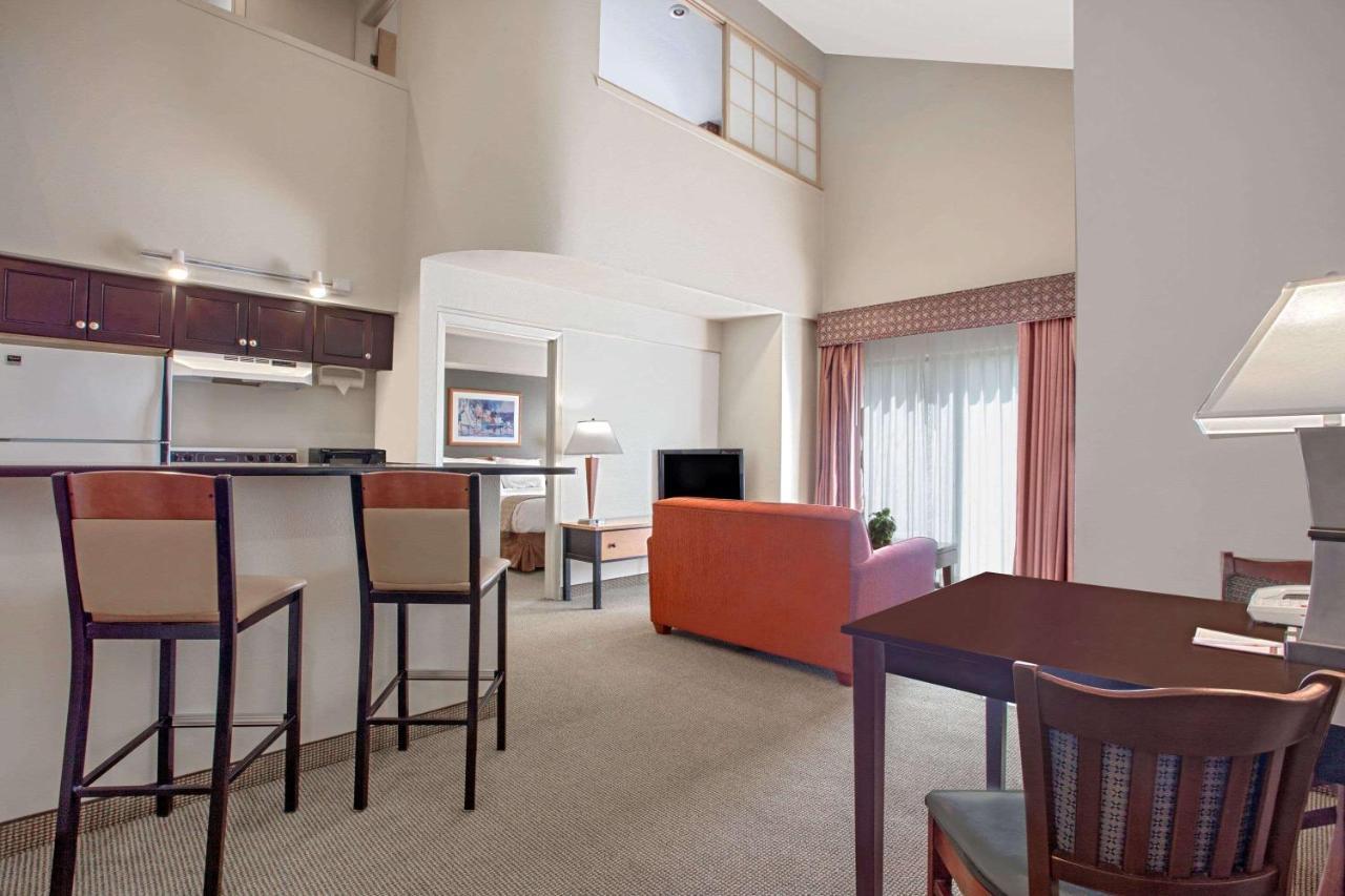 Hawthorn Suites By Wyndham Kent, Wa Экстерьер фото