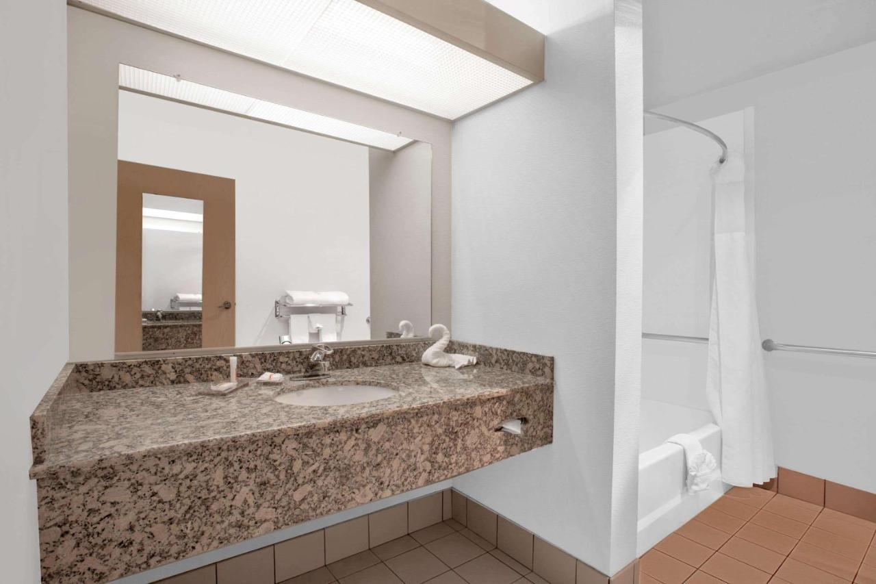 Hawthorn Suites By Wyndham Kent, Wa Экстерьер фото